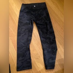 Dark camp lululemon capri leggings